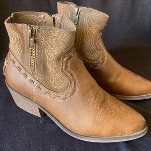 Brown boots with embroidery
